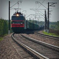 Почему поезд не сходит с рельс